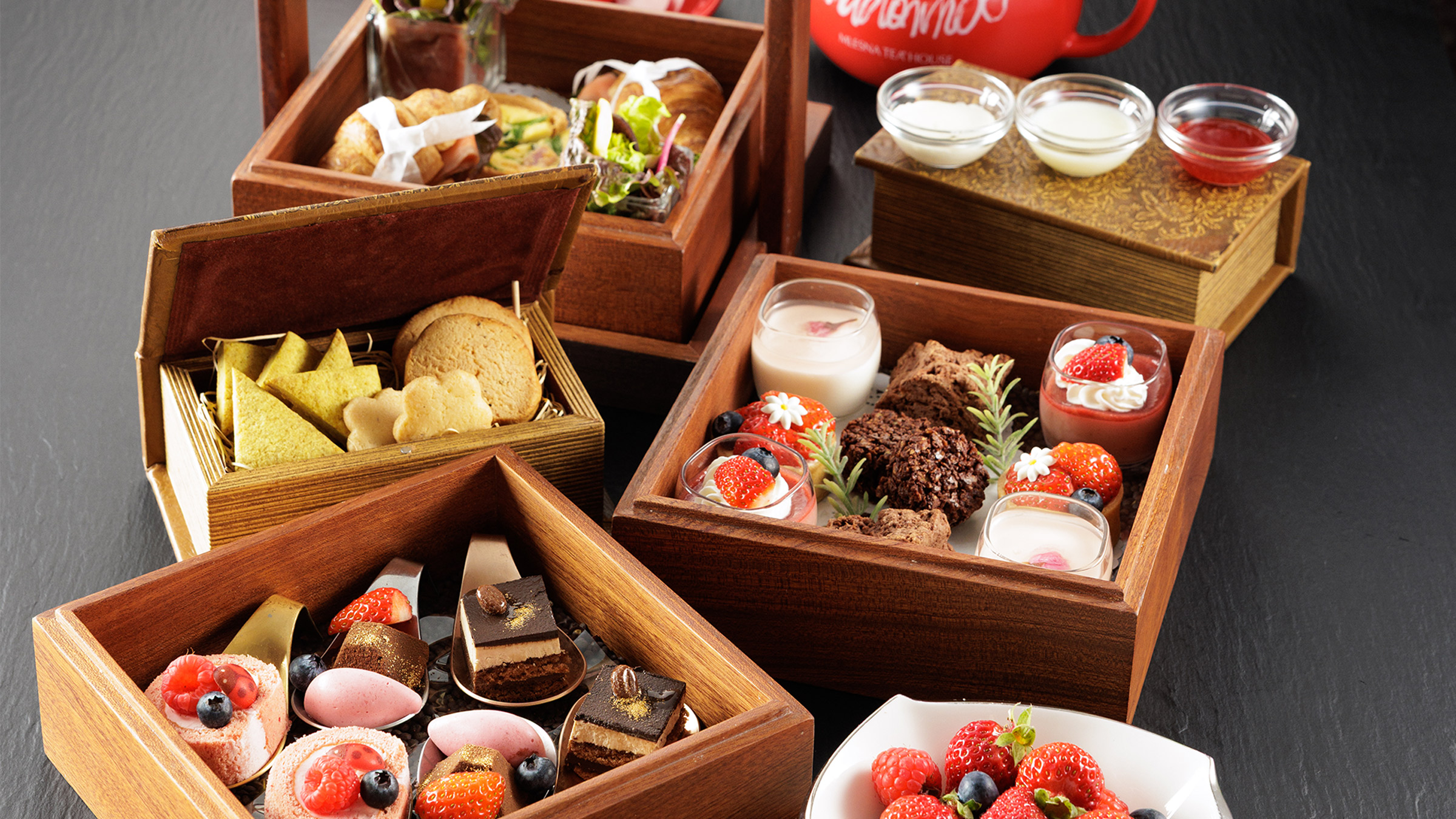 【1日1組限定】ホテルパティシエが贈る旬の苺スイーツと、芳醇な「ムレスナティー」の至福のペアリング。ホテルヒューイット甲子園にて特別なティータイムを提供。